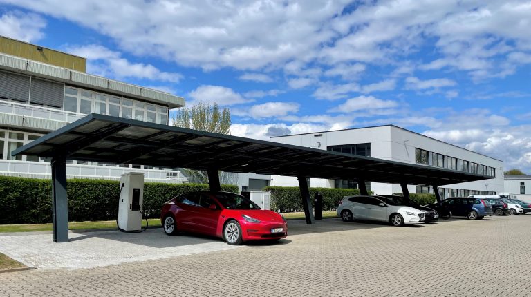 Solarcarport mit E-Tankstelle und Stromspeicher