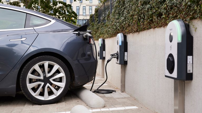 Elektromobilität in der Tiefgarage ganzheitlich denken: Schneider Electric -Komplettlösungen für den Parkraum