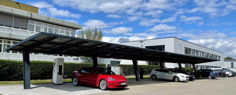 Solarcarport mit E-Tankstelle und Stromspeicher