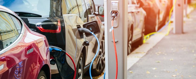 TÜV Rheinland: Ladesäulen jährlich prüfen lassen