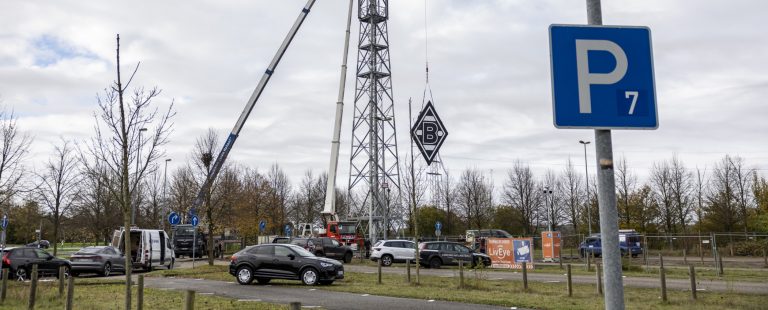 Parkplatz erhält Funkmast mit Borussia-Logo