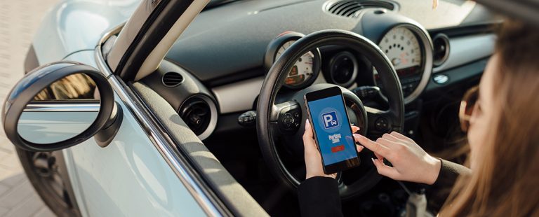 Große Mehrheit wünscht sich KI-Hilfe bei der Parkplatzsuche