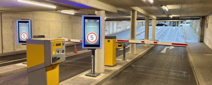 Ausfahrten_Tiefgarage Rheydt Markt©ParkenMG_web Tiefgarage Rheydt: Große Displays sollen Kunden bei der Nutzung des modernen Parksystems unterstützen. – © ParkenMG